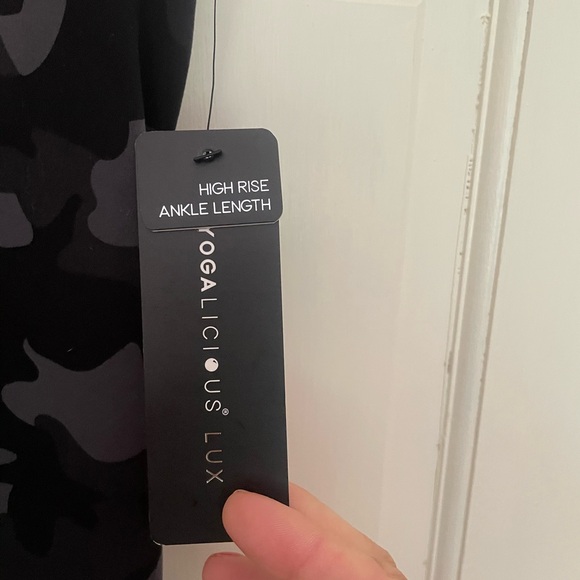 Yogalicious luxe NEW camo blue/black leggings size medium - Picture 3 of 7